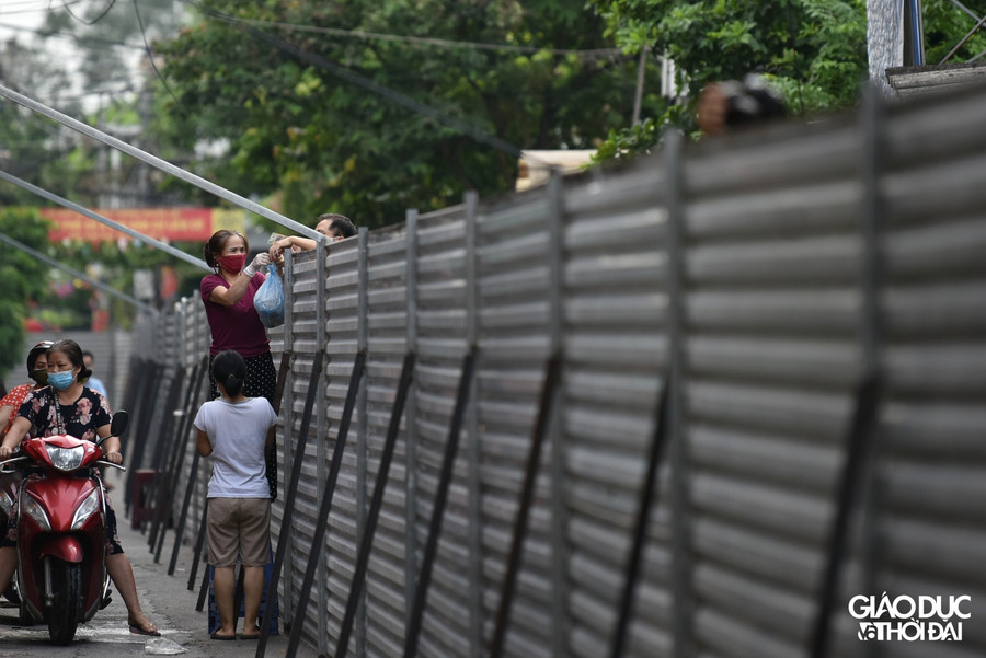 Hàng rào này gây bất tiện trong việc đi đường, cản trở giao thông, ô tô không thể vào được ngõ.