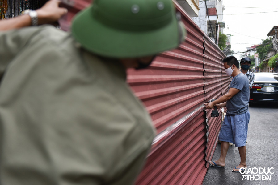 Sau khi tiếp thu ý kiến của người dân, chiều ngày hôm nay lực lượng chức năng đã tiến hành tháo dỡ hàng rào tôn này.