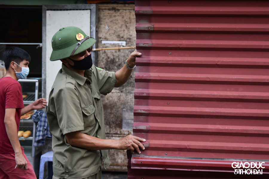 Chùm ảnh tháo dỡ "bức tường" tôn cao 2m chia đôi đường ở Ngọc Hồi ảnh 9