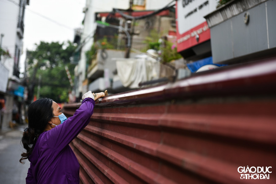 Theo người dân sinh sống tại đây cho biết, phường Hoàng Liệt chỉ cho họp chợ buổi sáng, còn bên thị trấn Văn Điển chợ diễn ra cả ngày nên dựng rào để dễ quản lý hai địa phương khác nhau