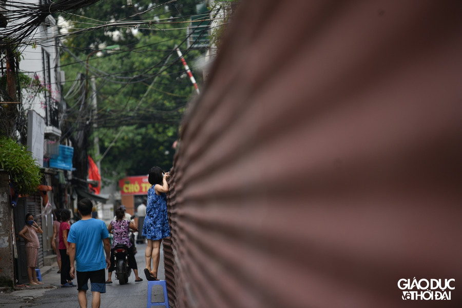 Nhưng khi dựng lên hàng rào nhiều người dân lại mang ghế ra để mua bán.