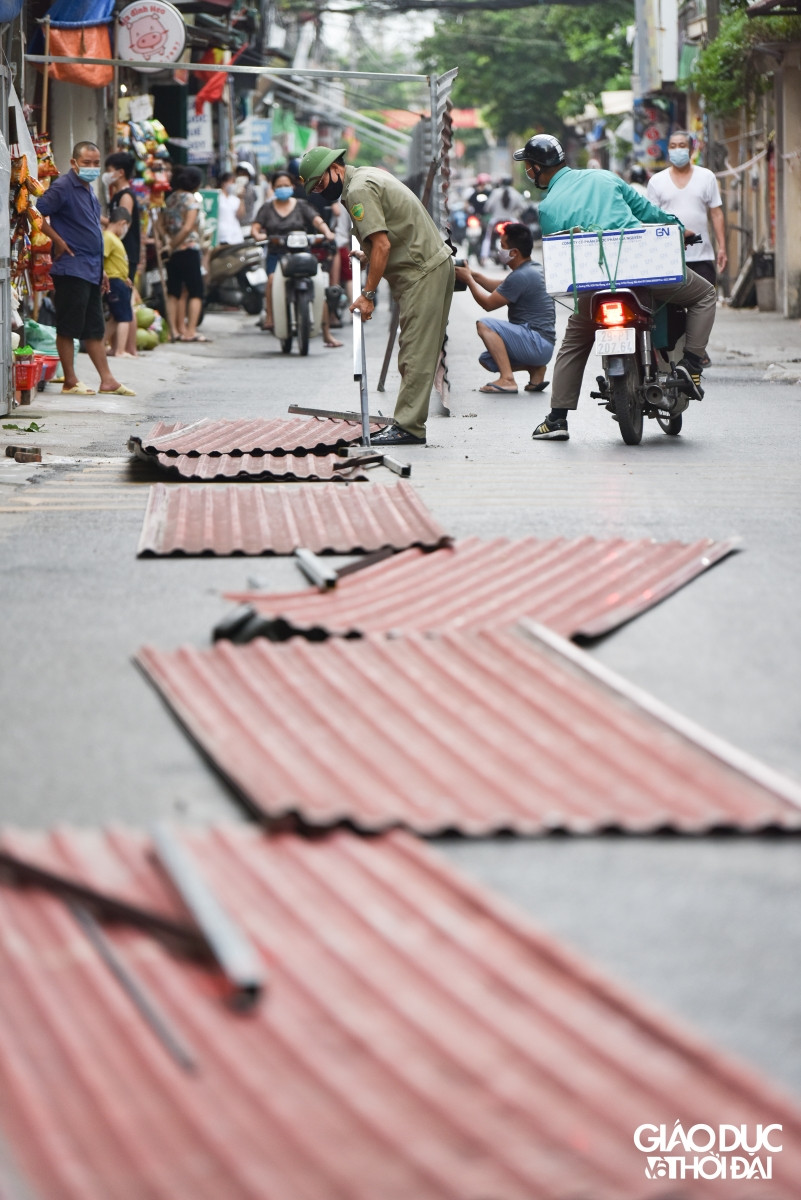 Chùm ảnh tháo dỡ "bức tường" tôn cao 2m chia đôi đường ở Ngọc Hồi ảnh 14