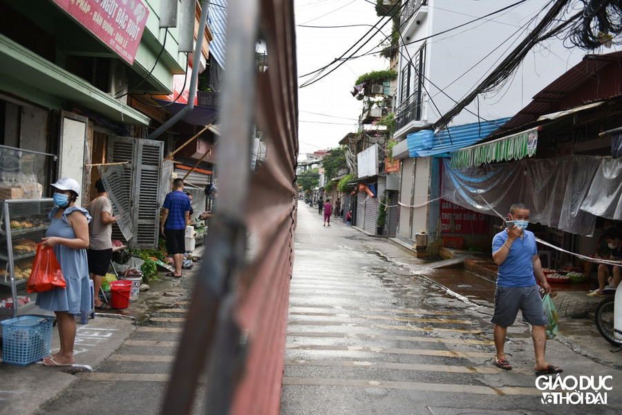 Chùm ảnh tháo dỡ "bức tường" tôn cao 2m chia đôi đường ở Ngọc Hồi ảnh 2