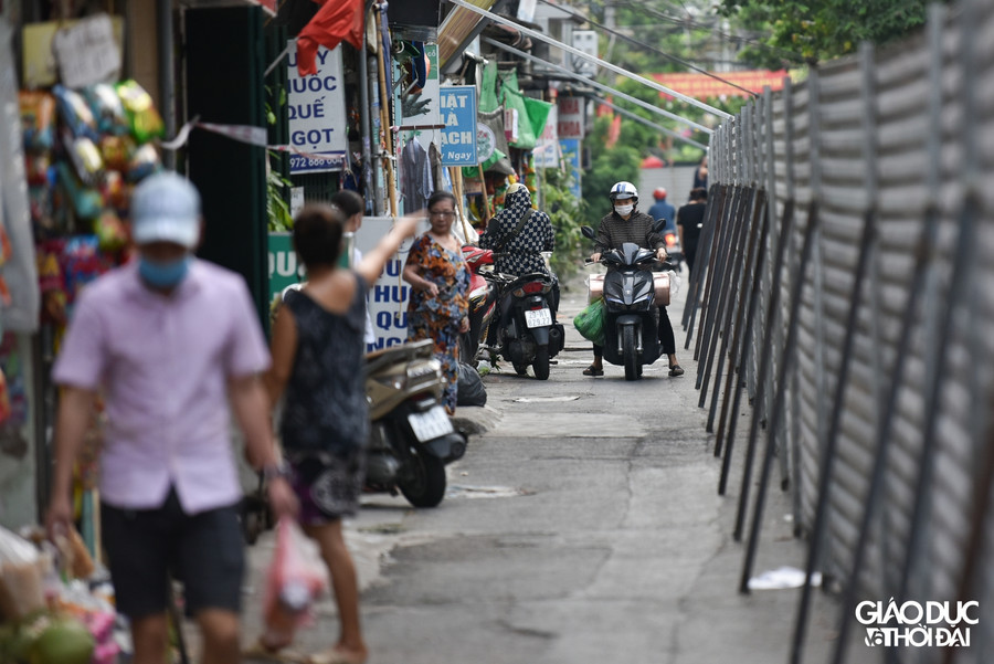 Chùm ảnh tháo dỡ "bức tường" tôn cao 2m chia đôi đường ở Ngọc Hồi ảnh 7