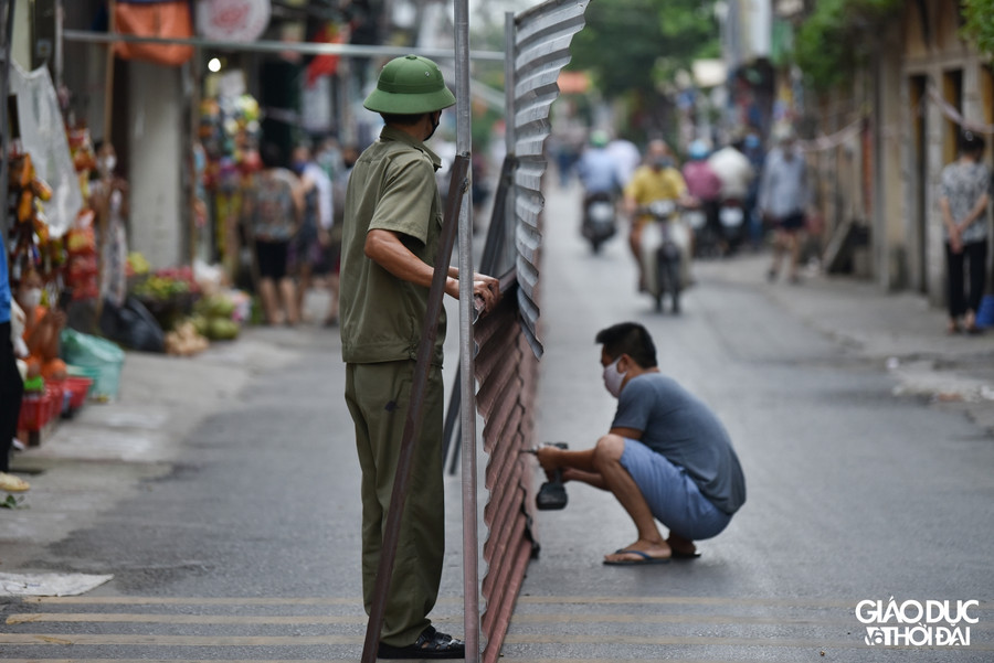 Chùm ảnh tháo dỡ "bức tường" tôn cao 2m chia đôi đường ở Ngọc Hồi ảnh 13