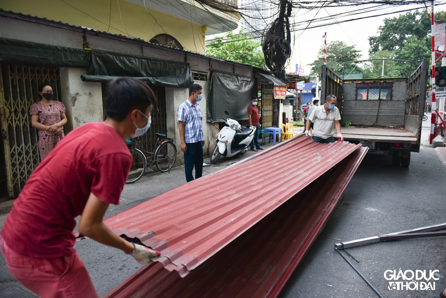 Rất nhiều người dân cũng ngạc nhiên khi hàng rào vừa dựng lên đã bị tháo bỏ.