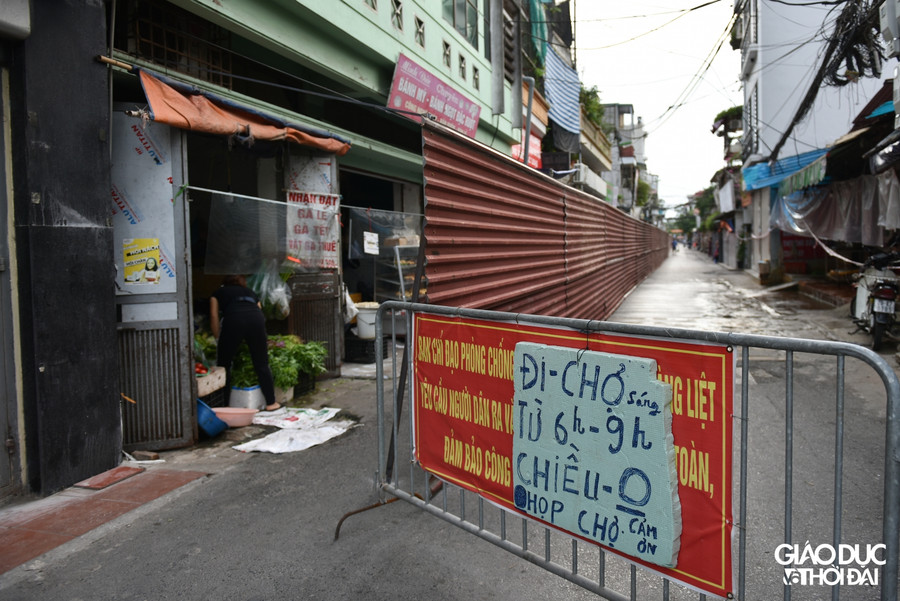 Trước đó ngày 22/8, hàng rào bằng tôn cao 2m, dài 200m được dựng lên chia đôi ngõ 54 Ngọc Hồi.