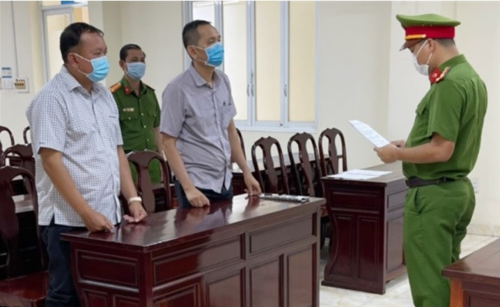 Cơ quan chức năng đọc các quyết định khởi tố bị can, lệnh cấm đi khỏi nơi cư trú đối với chủ 2 nhà thuốc lớn nhất Đồng Nai. Ảnh: Công an Đồng Nai.