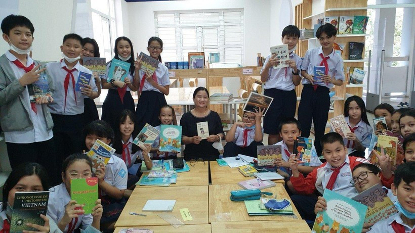 Nhà giáo Nguyễn Thị Diệu Trang hiệu trưởng Trường THCS Nguyễn Tri Phương - lá cờ đầu của Tỉnh, trong vòng tay của các em học sinh. Nhà giáo Nguyễn Thị Diệu Trang hiệu trưởng Trường THCS Nguyễn Tri Phương - lá cờ đầu của Tỉnh, trong vòng tay của các em học sinh.