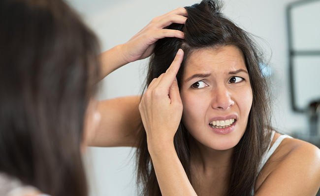 
Nhổ tóc bạc không hề tốt cho mái tóc của bạn. Ảnh:Prevention.