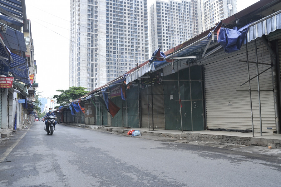 Theo ghi nhận trong ngày, toàn bộ các cửa hàng, kiot thuộc địa bàn chợ đồng loạt ngừng kinh doanh theo công điện số 15 của Chủ tịch Ủy ban Nhân dân thành phố Hà Nội.