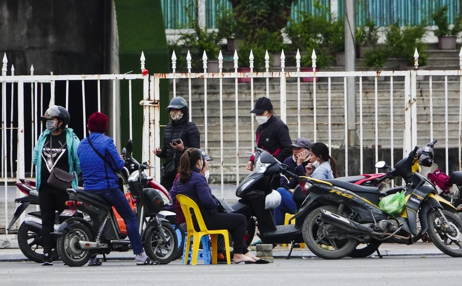 Cho dù hôm nay giá vé ngoài " chợ đen" trận Việt Nam- Nhật Bản giảm mạnh, nhiều người chỉ bán bằng giá gốc, những vẫn ít khách hỏi mua.