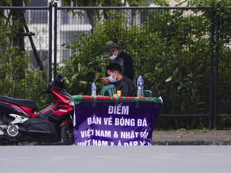 Mỗi trận đấu, ngoại trừ 2.000 vé dành cho các đối tác tài trợ, Liên đoàn Bóng đá Việt Nam bán ra khoảng 7.000 vé bằng hình thức trực tuyến thông qua ứng dụng, còn lại 3.000 vé phục vụ cho nhu cầu mua thêm của các đối tác. Mỗi trận đấu, ngoại trừ 2.000 vé dành cho các đối tác tài trợ, Liên đoàn Bóng đá Việt Nam bán ra khoảng 7.000 vé bằng hình thức trực tuyến thông qua ứng dụng, còn lại 3.000 vé phục vụ cho nhu cầu mua thêm của các đối tác.
