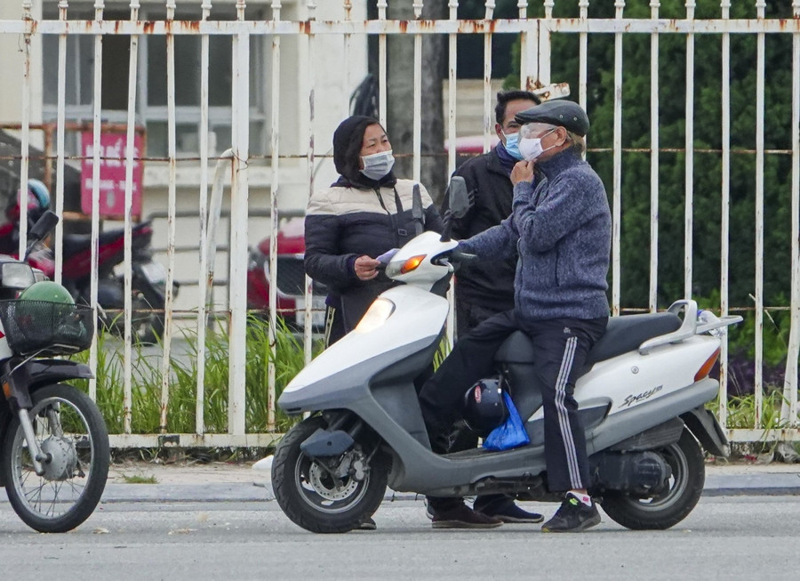 " Những ngày vừa qua giá vé đã giảm rất nhiều, song vẫn ít người mua hoặc có người hỏi rồi họ đi ngay." Một người bán vé tại trước cửa sân Mỹ Đình cho biết. " Những ngày vừa qua giá vé đã giảm rất nhiều, song vẫn ít người mua hoặc có người hỏi rồi họ đi ngay." Một người bán vé tại trước cửa sân Mỹ Đình cho biết.