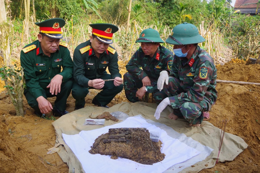 Thượng tá Trương Khắc Duẩn, Chủ nhiệm Chính trị Bộ CHQS tỉnh kiểm tra hiện trường tìm kiếm hài cốt liệt sĩ. Ảnh: Xuân Diện