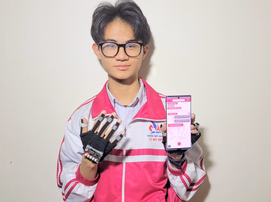 Dự án "Găng tay điện tử chuyển đổi ngôn ngữ ký hiệu thành ngôn ngữ tự nhiên dành cho người câm điếc" của em Trần Ngọc Long.