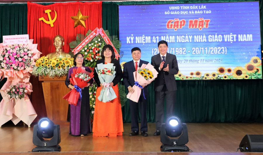 Giám đốc Sở GD&ĐT tặng hoa tri ân các lãnh đạo tỉnh, nguyên là nhà giáo, (Ảnh: TT)