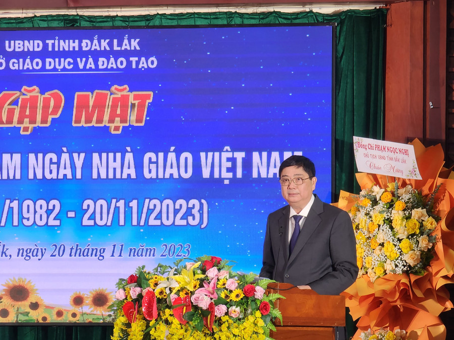 Giám đốc Sở GD&ĐT Phạm Đăng Khoa ôn lại truyền thống 41 năm ngày Nhà giáo Việt Nam. (Ảnh: TT)