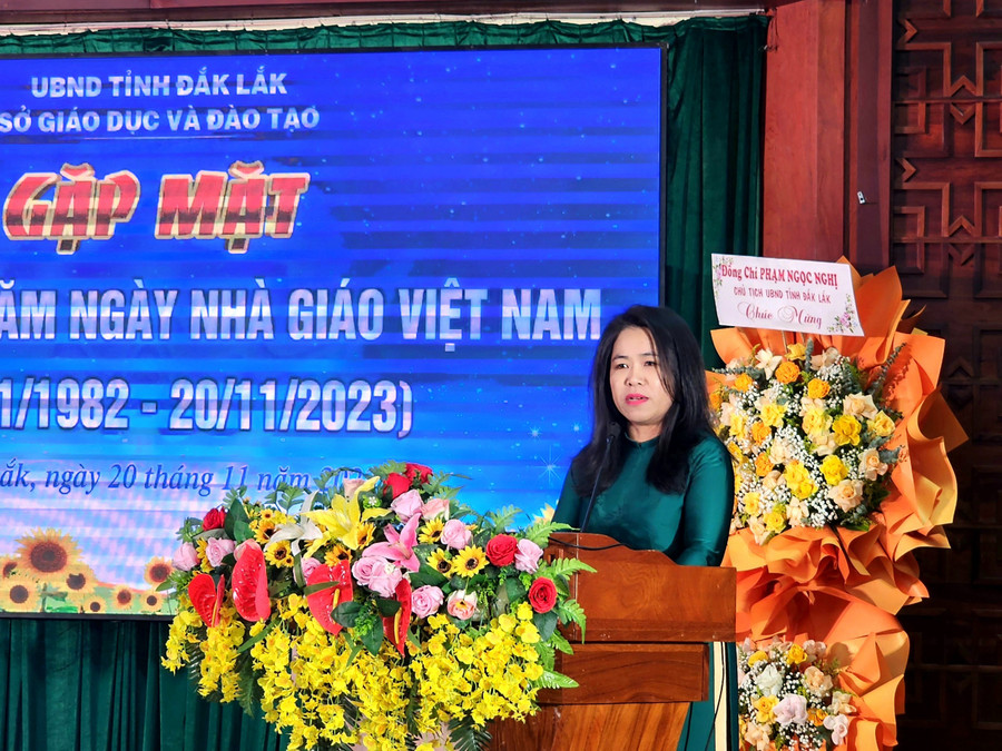 Nhà giáo Krông Ái Hương Lan, Phó Trưởng phòng GDTrH-GDTX, Sở GD&ĐT thay mặt thế hệ trẻ gửi lời tri ân sâu sắc đến các thế hệ nhà giáo đã và đang cống hiến cho sự nghiệp Giáo dục của Đắk Lắk. (Ảnh: TT)