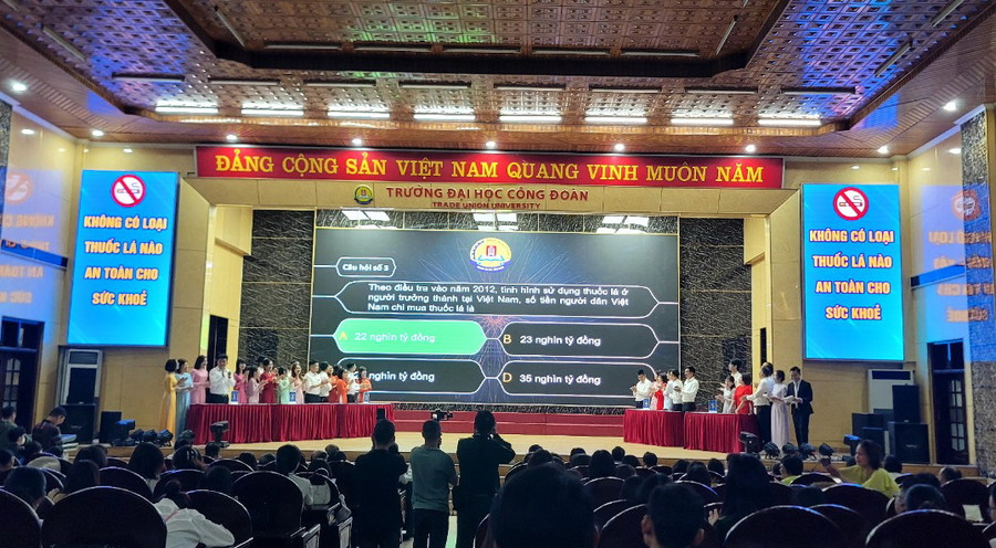 Các đội tham gia phần thi Kiến thức.