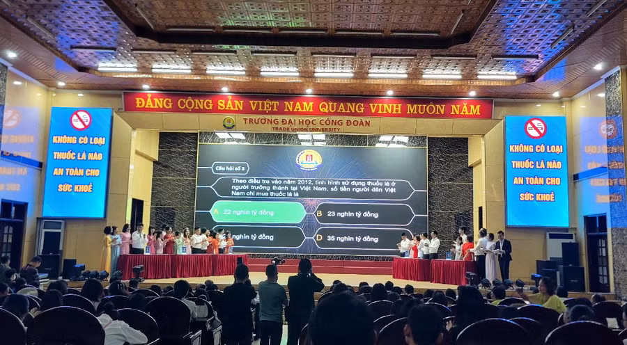 Các đội tham gia phần thi Kiến thức.