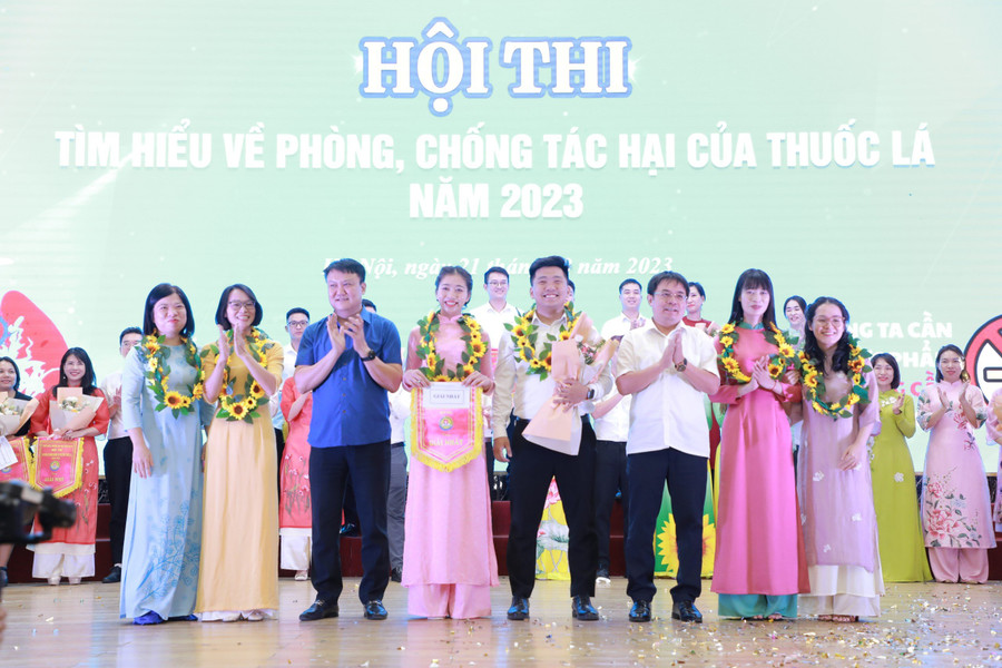 Ban tổ chức trao giải cho các đội tham gia Hội thi.