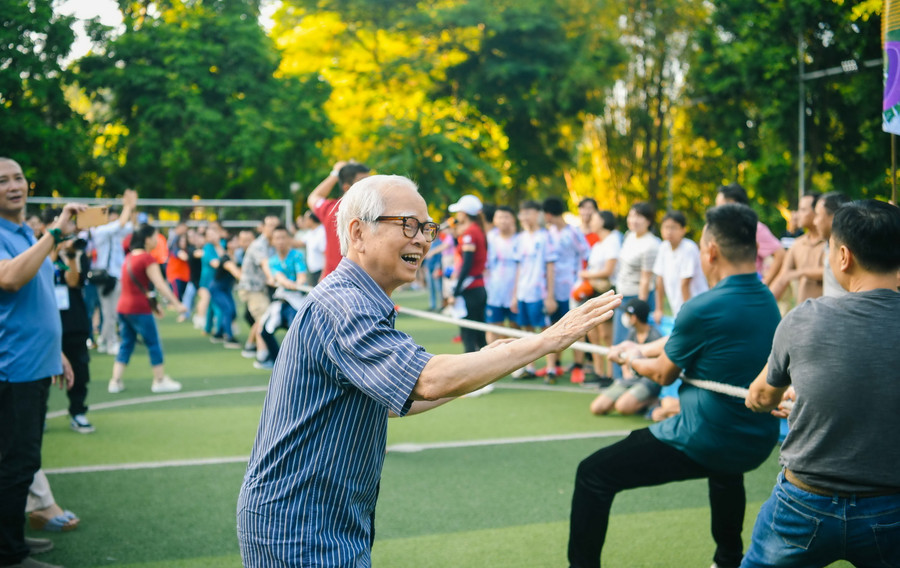 TS Nguyễn Văn Hòa trong một hoạt động "hạnh phúc" cùng các thầy, cô giáo và học sinh của Trường Nguyễn Bỉnh Khiêm (Hà Nội). TS Nguyễn Văn Hòa trong một hoạt động "hạnh phúc" cùng các thầy, cô giáo và học sinh của Trường Nguyễn Bỉnh Khiêm (Hà Nội).