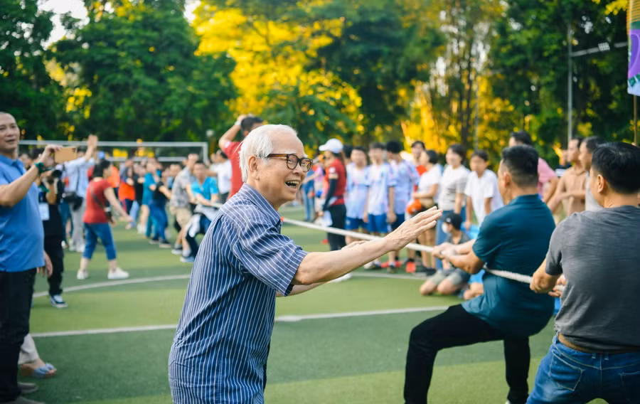 TS Nguyễn Văn Hòa trong một hoạt động "hạnh phúc" cùng các thầy, cô giáo và học sinh của Trường Nguyễn Bỉnh Khiêm (Hà Nội).