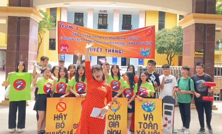 Giảng viên Nguyễn Thị Thu Hằng cùng các cổ động viên kêu gọi: Hãy bỏ thuốc lá vì sức khỏe của bạn, gia đình và toàn xã hội.