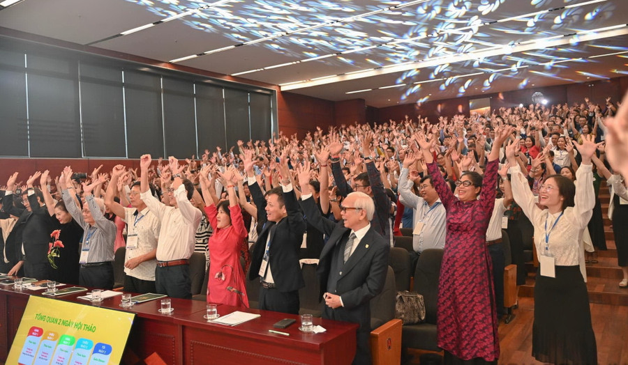 Hơn 500 hiệu trưởng trên toàn quốc cùng lãnh đạo các đơn vị và các chuyên gia, diễn giả tham gia Hội thảo "Trường học hạnh phúc: Con đường chúng ta đi". Hơn 500 hiệu trưởng trên toàn quốc cùng lãnh đạo các đơn vị và các chuyên gia, diễn giả tham gia Hội thảo "Trường học hạnh phúc: Con đường chúng ta đi".