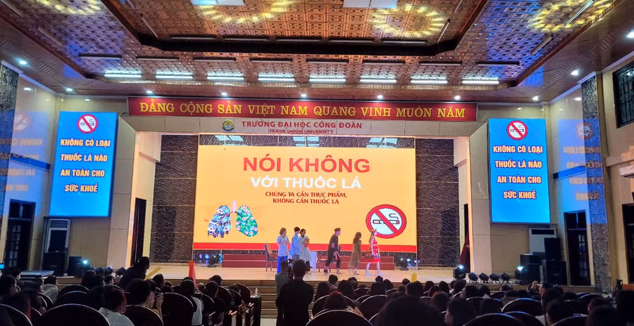Một hoạt cảnh về tác hại của thuốc lá được thể hiện tại hội thi.