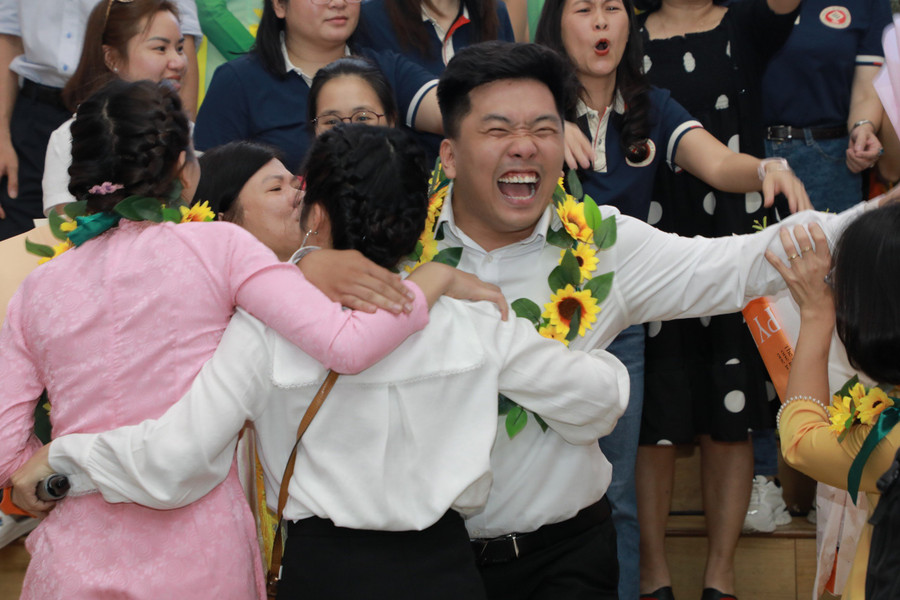 Vỡ òa niềm vui chiến thắng.