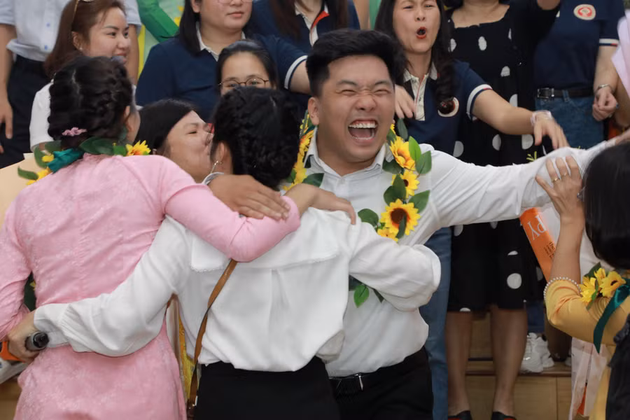 Vỡ òa niềm vui chiến thắng.