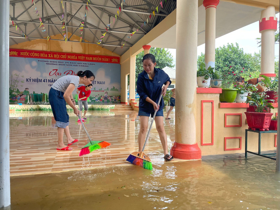 Với phương châm, nước lũ rút đến đâu khắc phục đến đó, nhiều trường học đã triển khai dọn dẹp vệ sinh phòng học, khuôn viên để đón học sinh trở lại lớp.