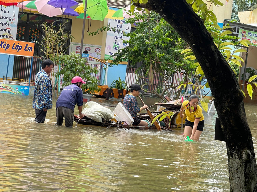Thu dọn rác trong sân trường.