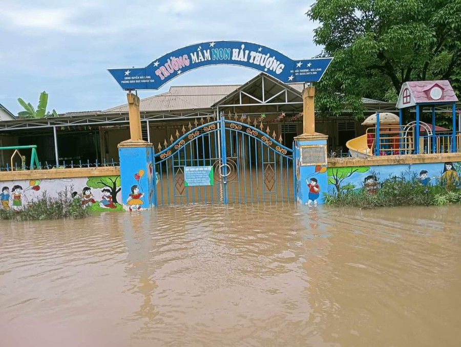 Trường Mầm non Hải Thượng cũng bị ngập sâu hơn 50cm.