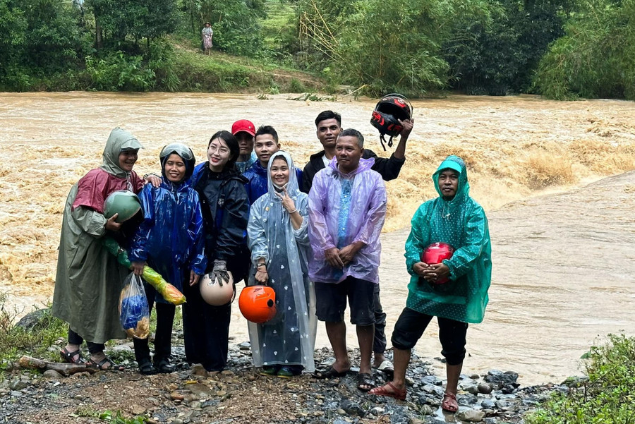 Xúc động hình ảnh giáo viên vùng cao vượt suối đến trường mùa mưa lũ ảnh 5 Xúc động hình ảnh giáo viên vùng cao vượt suối đến trường mùa mưa lũ ảnh 5