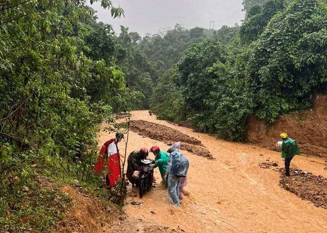 Những khi nước suối dâng lên, việc đi lại gặp khó khăn. Những khi nước suối dâng lên, việc đi lại gặp khó khăn.