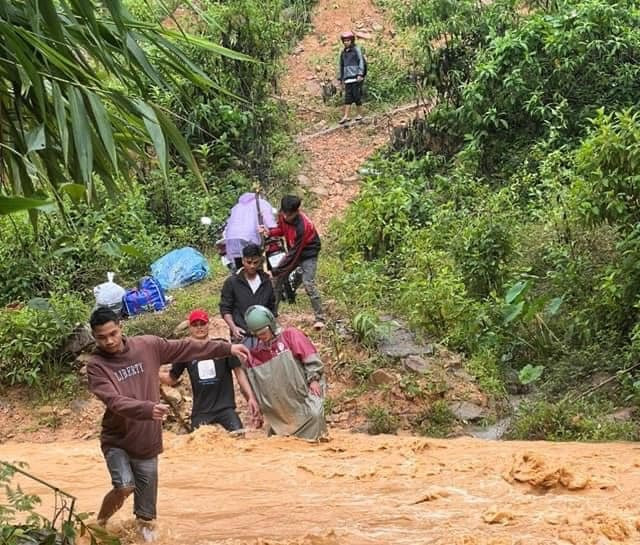 Do đường bị cắt đứt nên người dân phải lội suối. Do đường bị cắt đứt nên người dân phải lội suối.