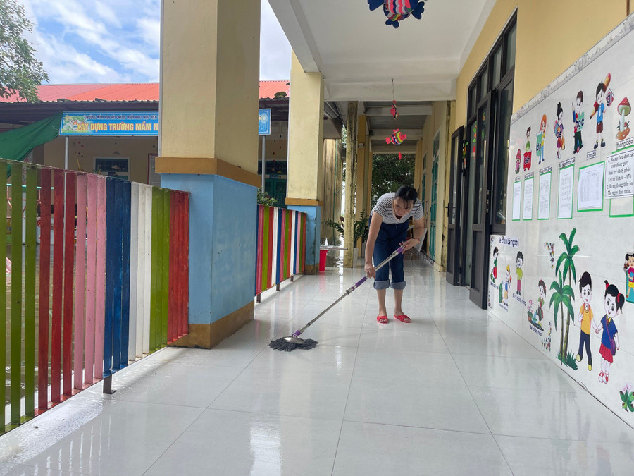 Vệ sinh các phòng học để dạy học trở lại.