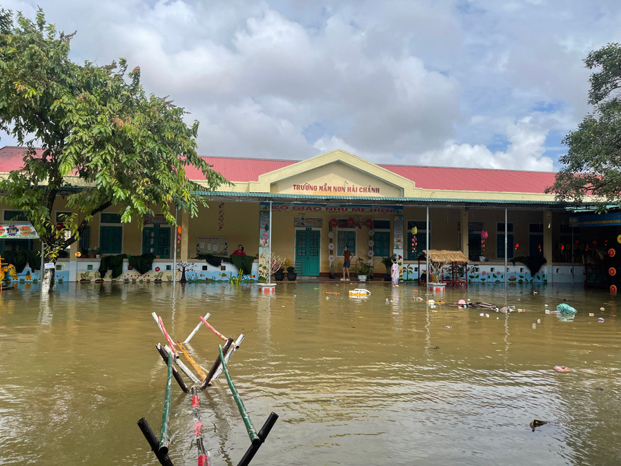 Trường Mầm non Hải Chánh, huyện Hải Lăng có 2 điểm trường. Đây là điểm trung tâm thấp lụt, riêng trong năm 2023 đã 2 lần bị lụt sâu.
