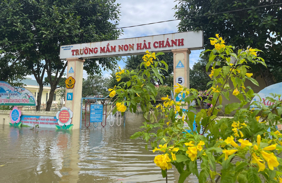 Theo Phòng GD&amp;ĐT huyện Hải Lăng, ngày 16/11, địa bàn có khoảng 10.300 học sinh các cấp, ở 35 điểm trường phải nghỉ học.