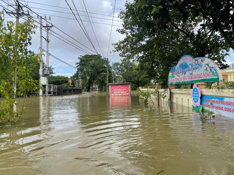 Nước ngập trước khuôn viên trường học.