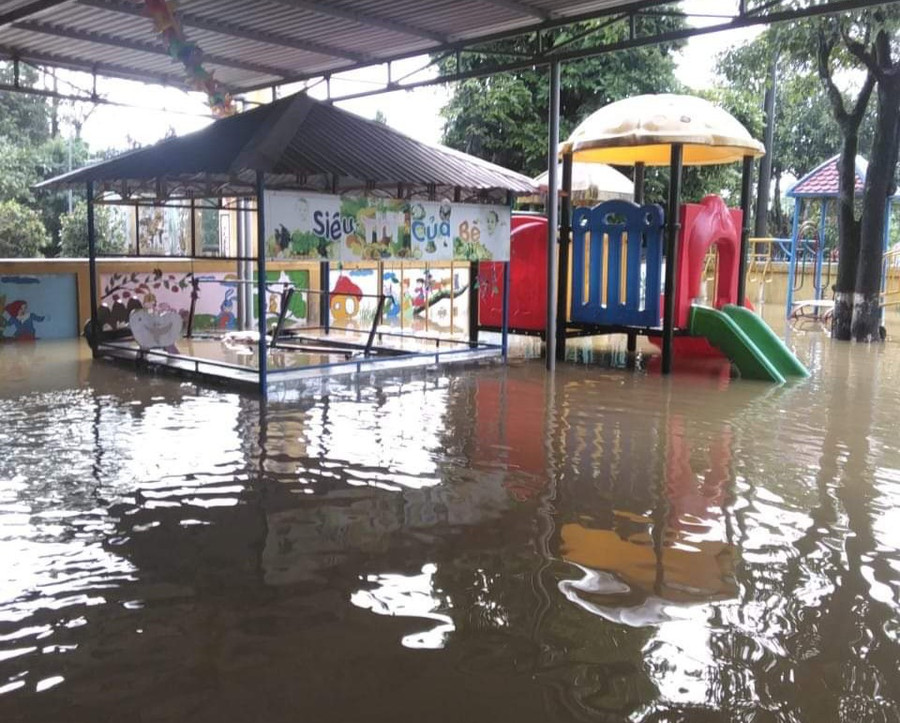 Các khu vực trẻ vui chơi cũng bị ngập nước.