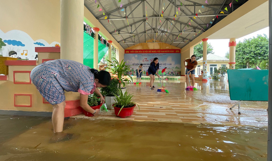 Tranh thủ nước bắt đầu rút ra khỏi các phòng học, toàn bộ cán bộ, giáo viên, nhân viên và phụ huynh của trường cùng nhau tranh thủ vệ sinh lớp học, dọn dẹp đồ dùng dạy học và sắp xếp lại đồ đạc đảm bảo sạch sẽ để có thể đón trẻ đi học trở lại sau khi nước rút hoàn toàn.