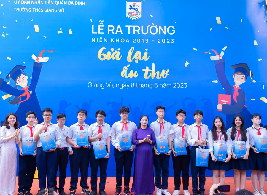 Ban Giám hiệu trường THCS Giảng Võ trao giấy chứng nhận tốt nghiệp tượng trưng cho đại diện 18 lớp 9 của nhà trường (ảnh TL).