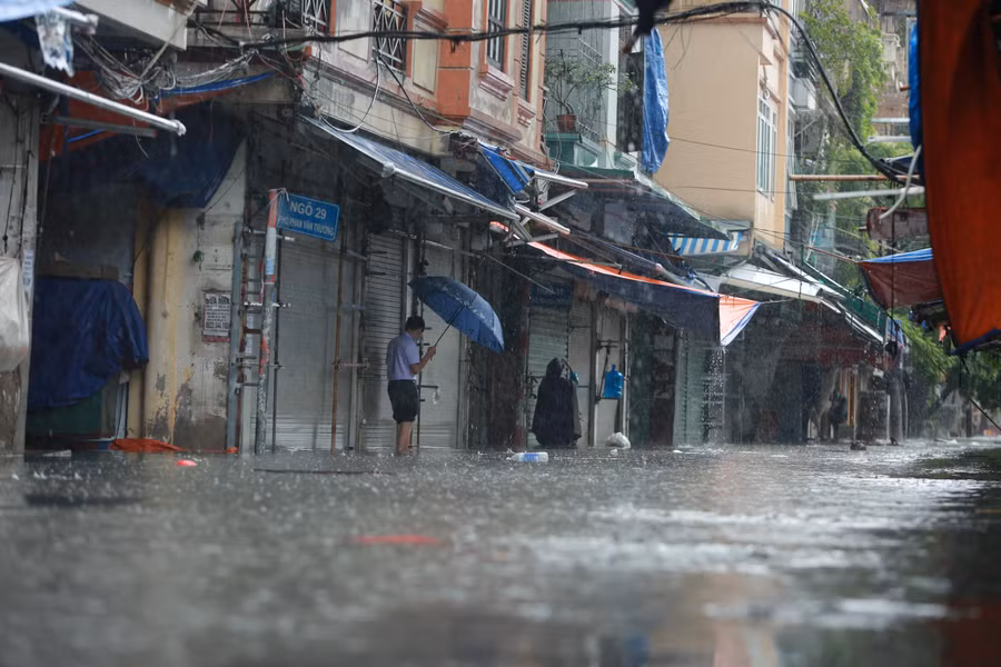 Được biết tại khu vực chợ Nhà Xanh là điểm thường xuyên xảy ra ngập úng khi Hà Nội mưa lớn.