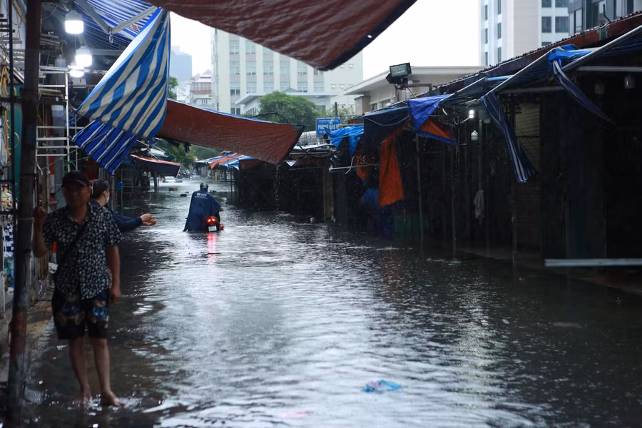 Nước ngập sâu khiến nhiều phương tiện đi qua đây bị chết máy.