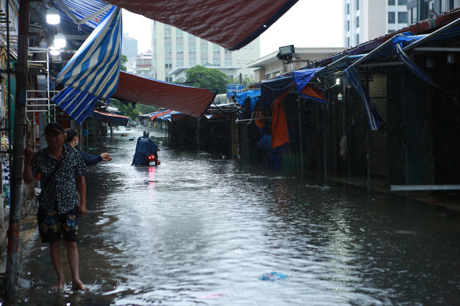 Nước ngập sâu khiến nhiều phương tiện đi qua đây bị chết máy.