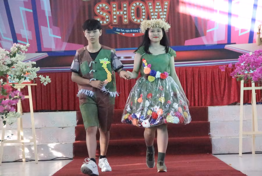 Học sinh tự tin trình diễn những bộ trang phục từ vật liệu tái chế.